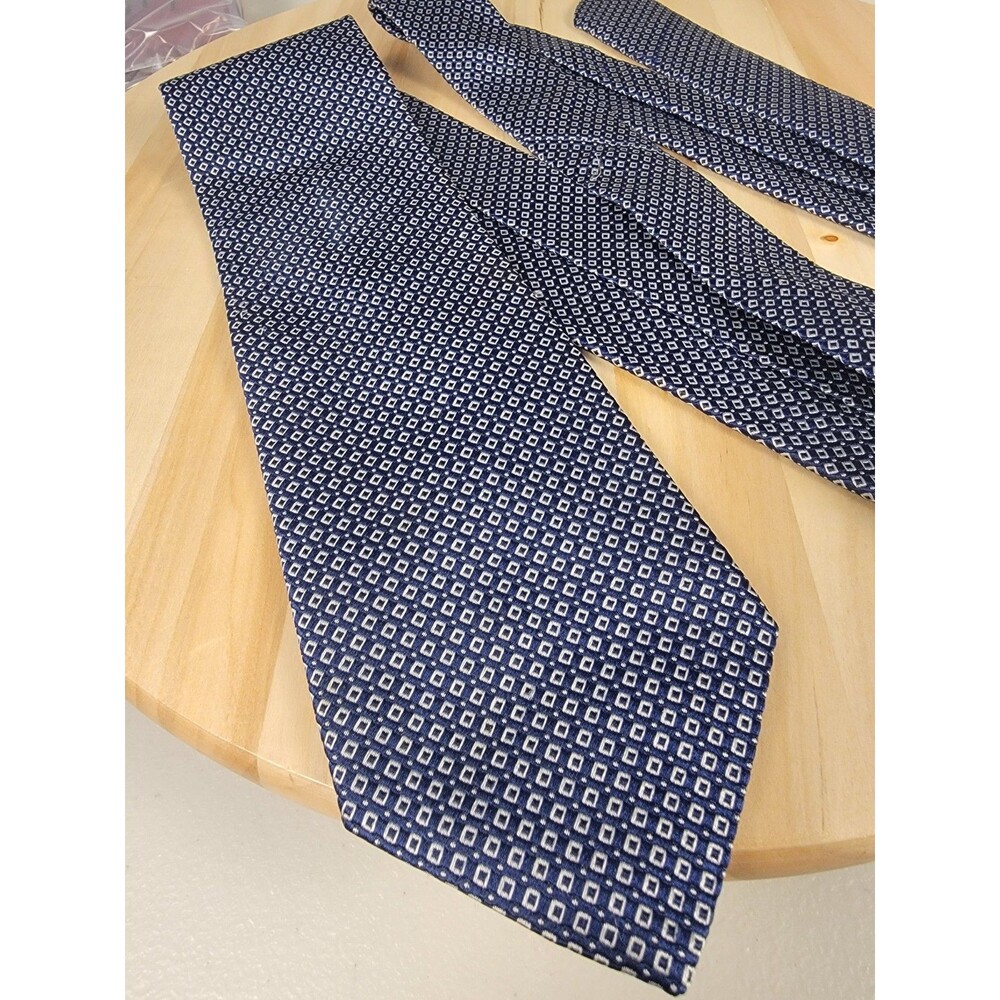 Brooks Brothers Men's Blue White Geometric 100% Silk Woven Pointed Tie
